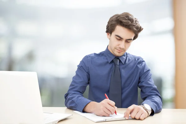 Jungunternehmer arbeitet im Büro — Stockfoto