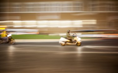 Hareket bulanık Caddesi ve gece trafikte