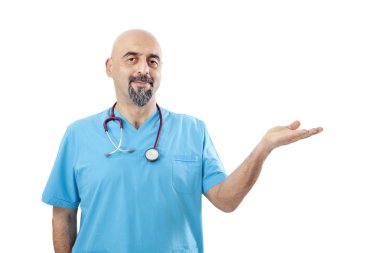 Beyaz izole bir ürün sunan doktor