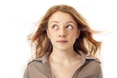 Düşünceli kadın yukarı bakıyor.