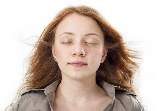 Портрет красивой девушки с закрытыми глазами — стоковое фото