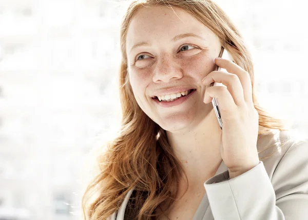 Ung kvinna prata mobiltelefon — Stockfoto