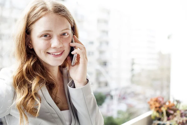 Młoda kobieta rozmowy telefon komórkowy — Zdjęcie stockowe