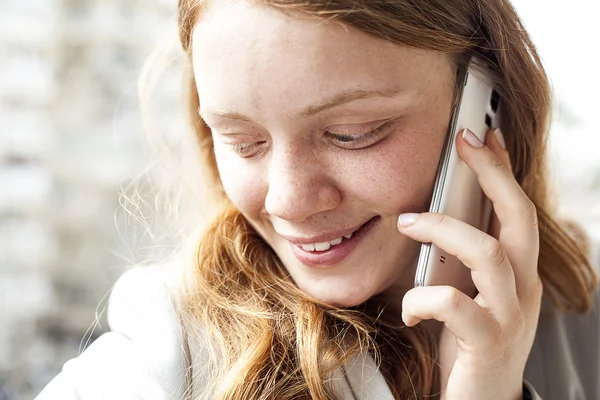 Młoda kobieta rozmowy telefon komórkowy — Zdjęcie stockowe