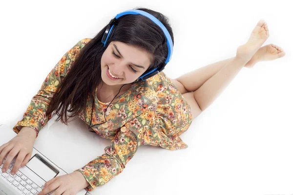 Teenager-Mädchen mit Kopfhörern hört Musik — Stockfoto