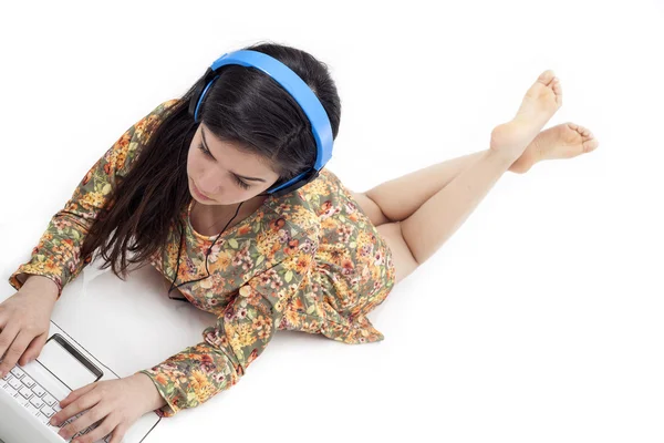 Teenager-Mädchen mit Kopfhörern hört Musik — Stockfoto