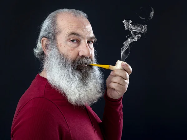 Portrait sénior avec barbe blanche et pipe — Photo