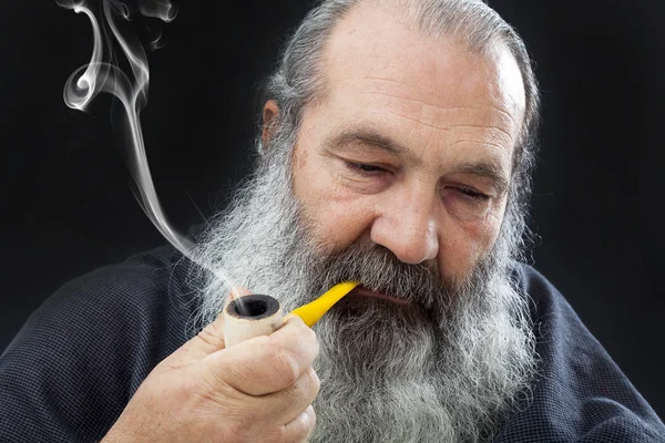 Portrait sénior avec barbe blanche et pipe — Photo