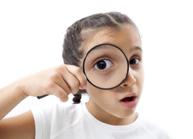 küçük kız bir büyüteç arıyor