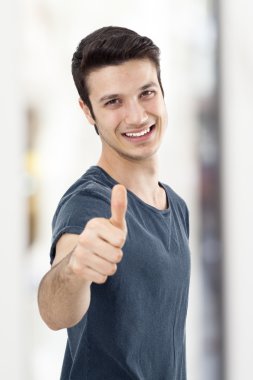 Genç adam gösteren Ok işareti ile onun başparmak