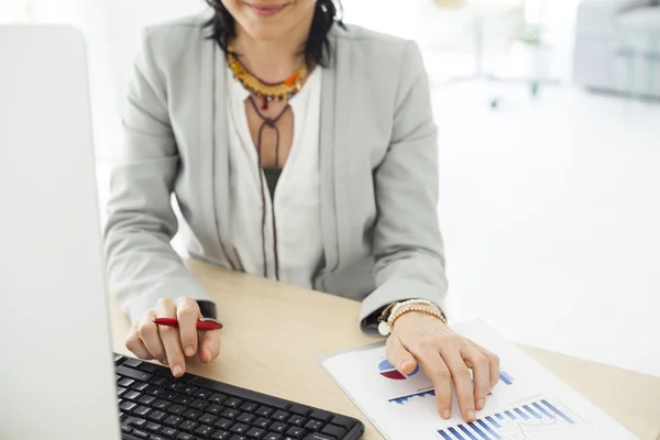 Berufstätige Frau im Büro — Stockfoto