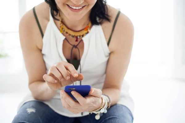 Close-up van een vrouw met behulp van mobiele smartphone — Stockfoto