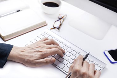 kadın klavyede eller