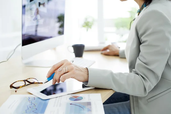 Geschäftsfrau arbeitet am Computer — Stockfoto