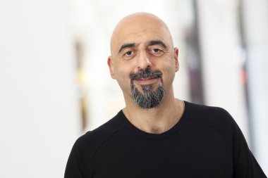 Gülümseyen adamın portresi