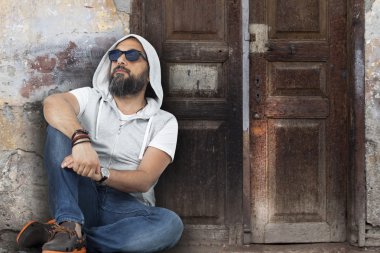 Sokakta genç adam portresi