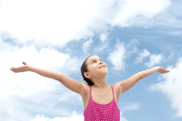 Chica feliz brazos abiertos en el cielo — Foto de Stock