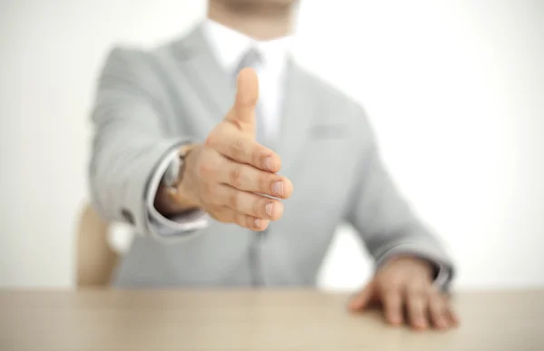 Hombre de negocios extendiendo su mano — Foto de Stock