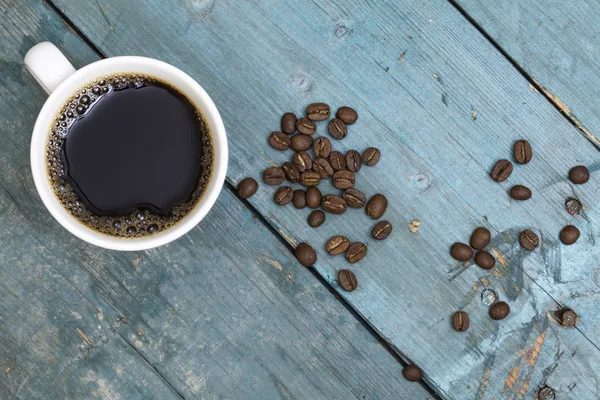 Xícara de café com vista superior de feijão — Fotografia de Stock