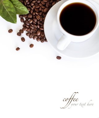 Beyaz arka planda bir fincan kahve.