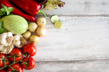 ahşap zemin üzerinde taze sebze çeşitleri