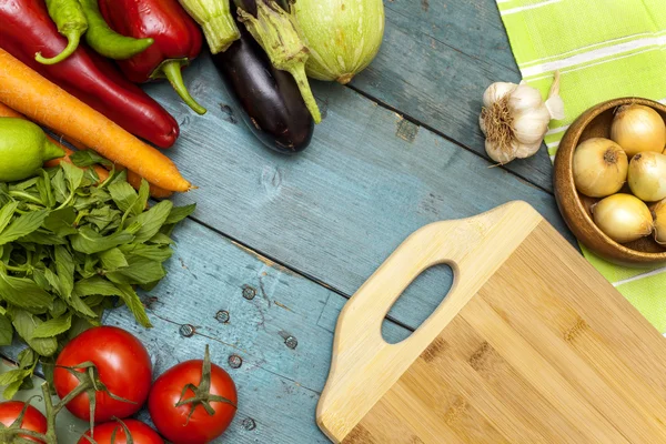 Assortimento di verdure fresche e tagliere — Foto Stock