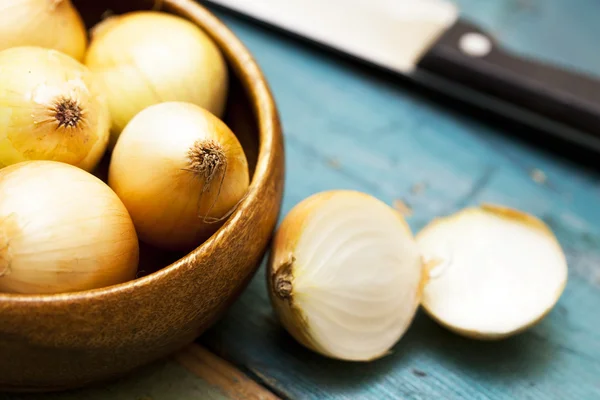 Cebola na mesa de madeira — Fotografia de Stock