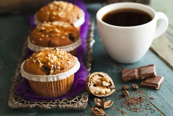 Pasteles de magdalenas en bandeja de plata con taza de café —  Fotos de Stock