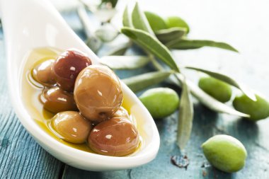 Kase ve zeytin dalı yeşil zeytin