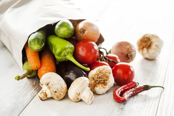 Verduras en bolsa de papel — Foto de Stock