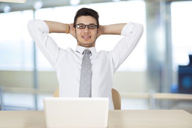 Dizüstü bilgisayarı olan genç bir işadamı