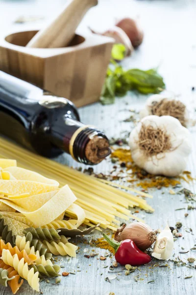 Esparguete não cozido e vinagre na mesa da cozinha — Fotografia de Stock