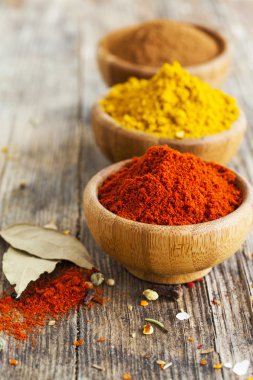 Kabın içinde çeşitli baharatlar