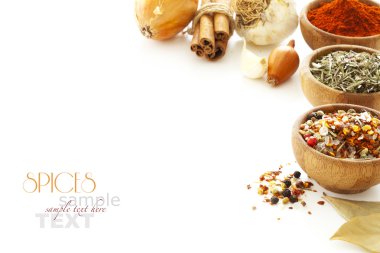 Kabın içinde çeşitli baharatlar