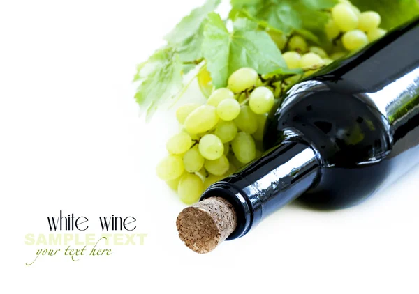 Пляшка вина і виноград — стокове фото