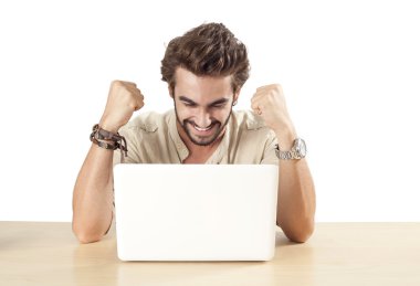 Dizüstü bilgisayar kullanarak yükseltilmiş yumruk ile genç adam