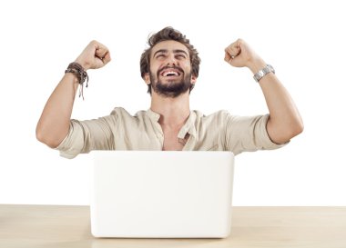 Dizüstü bilgisayar kullanarak yükseltilmiş yumruk ile genç adam