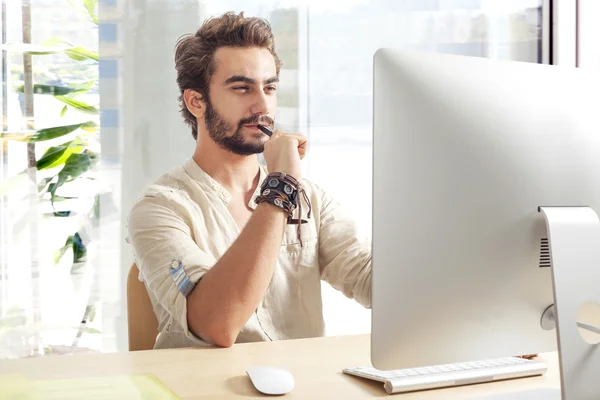 Jonge man werken op de computer — Stockfoto