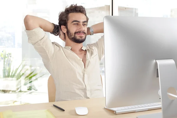 Jonge man werken op de computer — Stockfoto