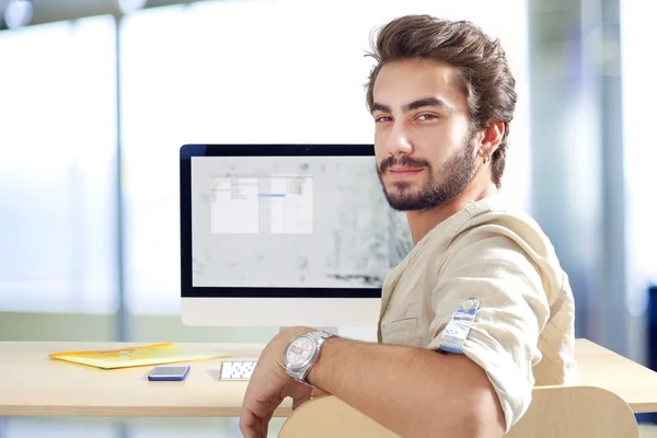 Jonge man werken op de computer — Stockfoto