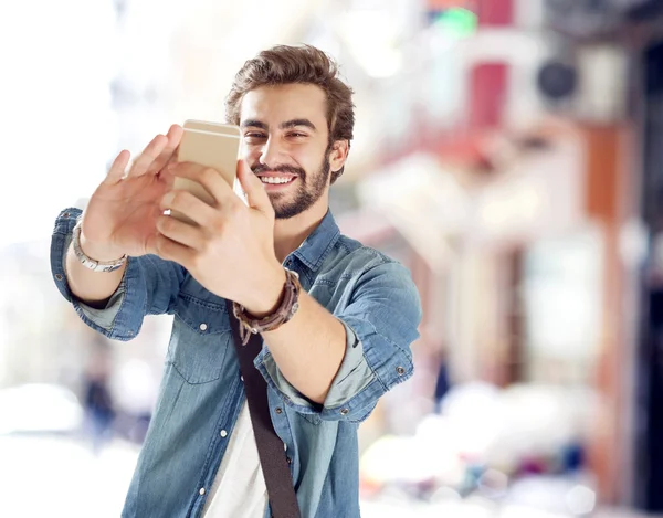 Genç adam alarak selfie