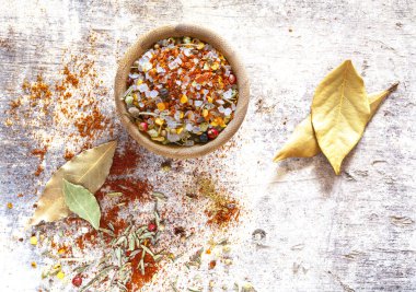 Kabın içinde çeşitli baharatlar