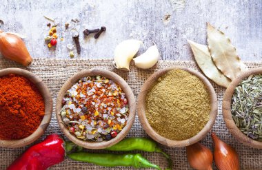 Kabın içinde çeşitli baharatlar