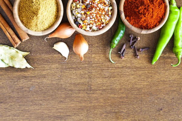 Diverse kryddor i skål — Stockfoto