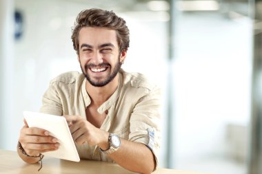 Dijital tablet kullanan genç adam