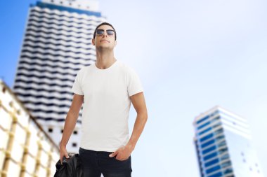 Genç adam şehirde yürüyüş