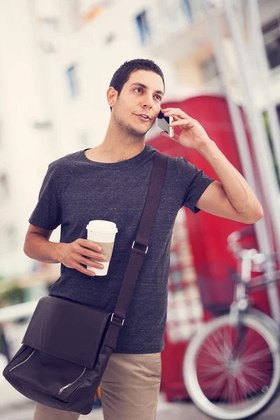 Man talar mobiltelefon i street — Stockfoto