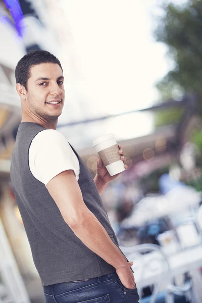 Junger Mann mit einer Tasse Kaffee — Stockfoto