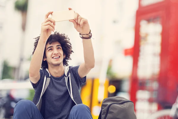 Joven tomando autorretrato —  Fotos de Stock