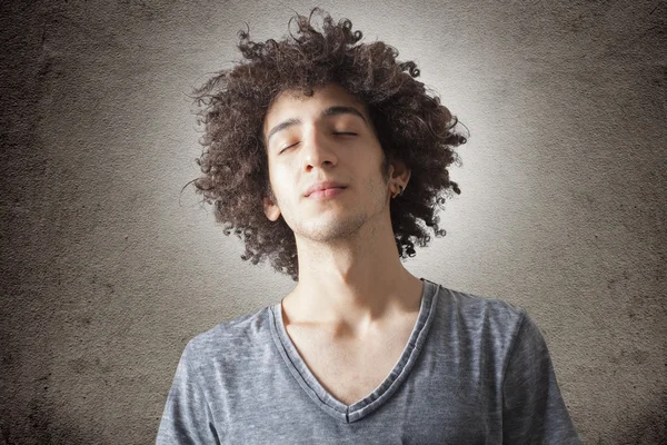 Retrato de cara de hombre rizado joven con los ojos cerrados — Foto de Stock